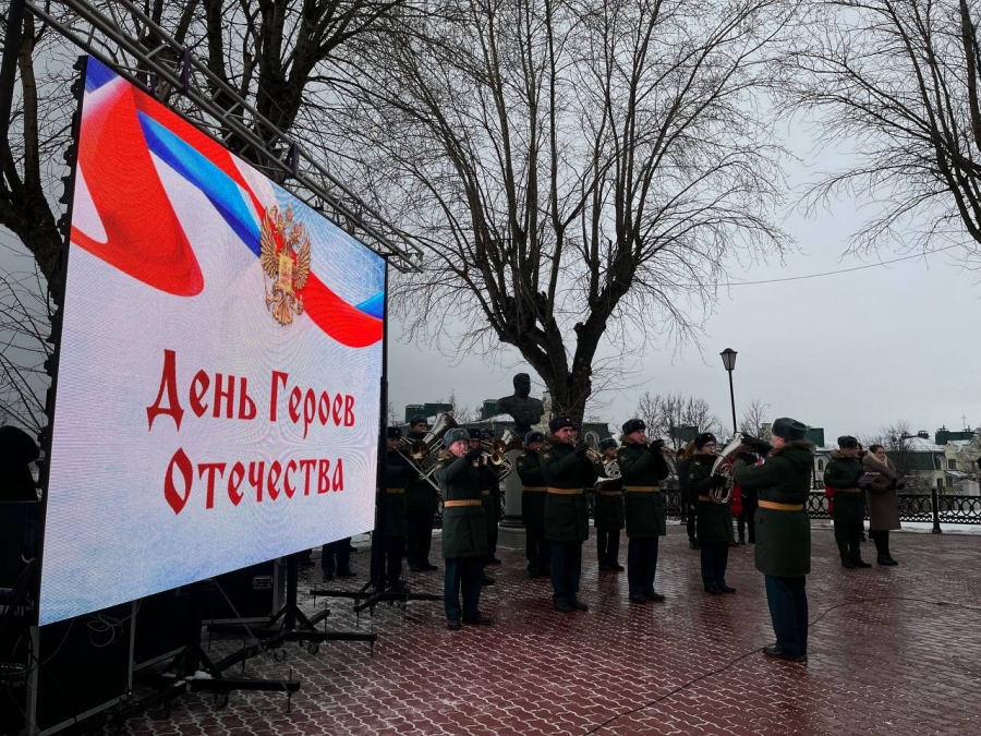 Возложением цветов и торжественным маршем курсантов отметили в Костроме День Героев Отечества