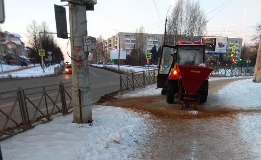 Костромские дорожники обрабатывают второстепенные улицы города от гололёда