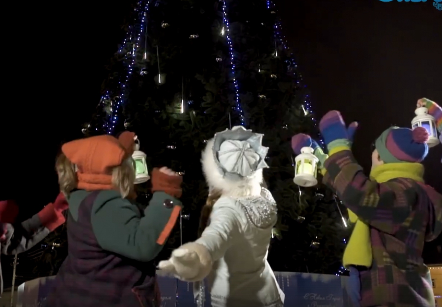 Всероссийский Дед Мороз зажег огни на главной костромской елке, не выезжая из Великого Устюга (ВИДЕО)