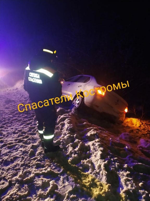 В Костромской области спасателям пришлось эвакуировать людей из автомобиля