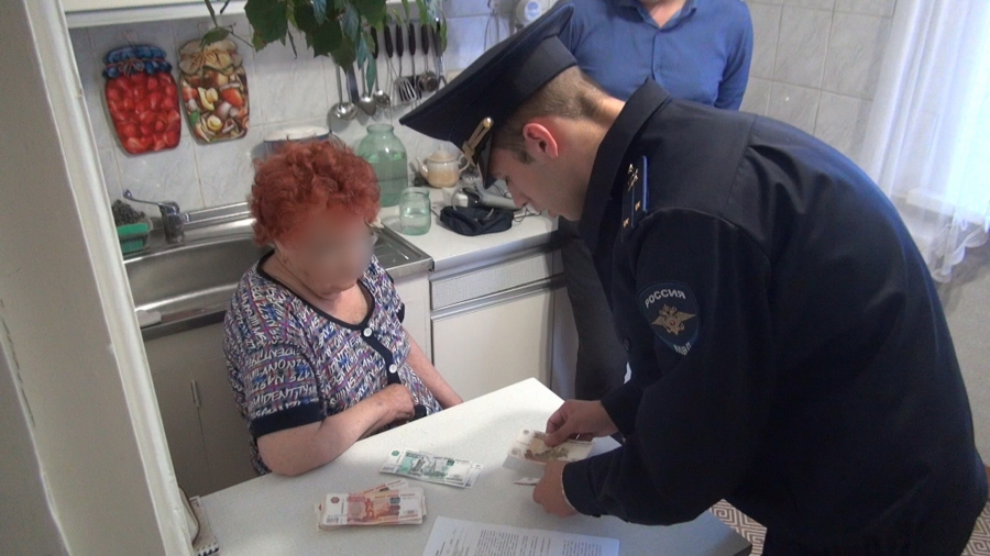 Костромские полицейские вернули пенсионерке 200 тысяч рублей