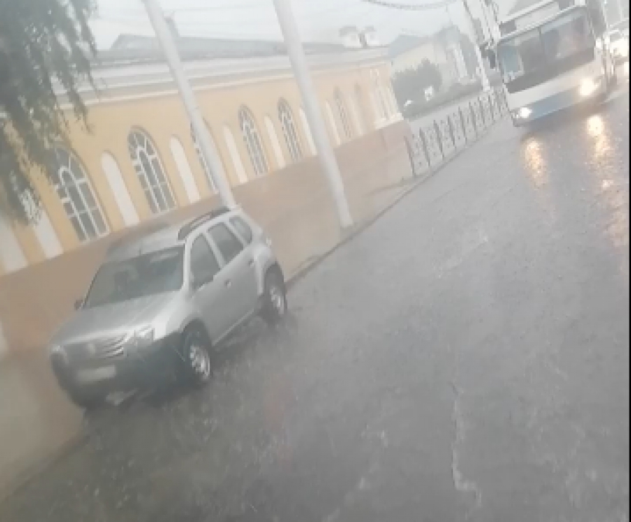 Долгожданный дождь затопил центр Костромы