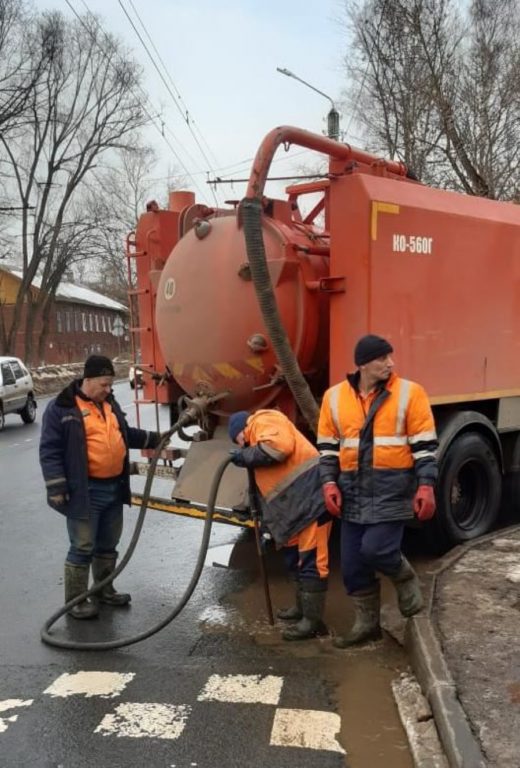 В Костроме продолжаются работы по отведению талых вод с городских улиц