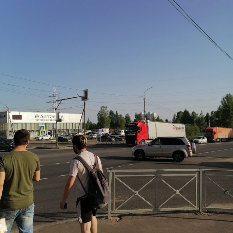 Неработающий светофор в Костроме парализовал движение пешеходов