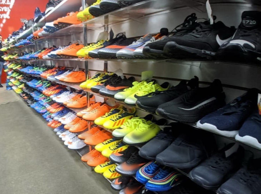 Костромской магазин посягнул на фирменную «запятую» и лишился 41 пары обуви