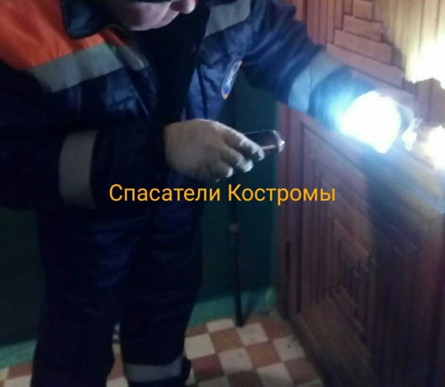 Костромские спасатели вскрыли квартиру с мертвецом внутри