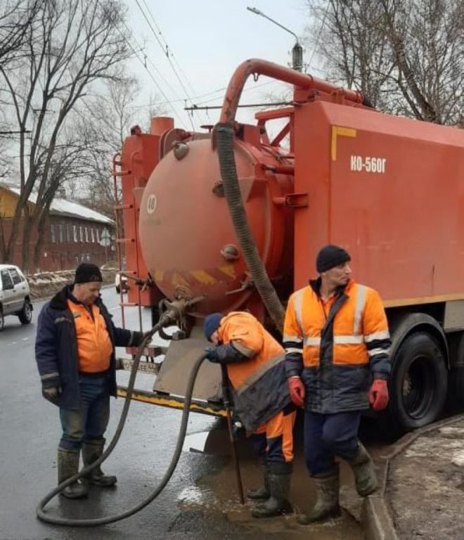 Коммунальщики спасают Кострому от затопления