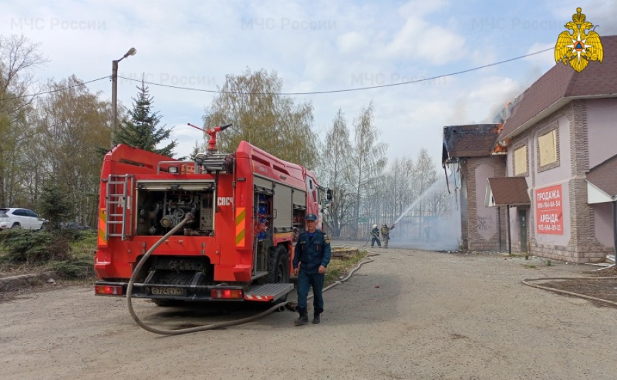В Костроме из-за пожара в придорожном кафе образовалась большая пробка (ФОТО)