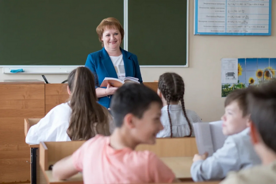 Костромским учителям выплатят по 200 тысяч рублей к профессиональному празднику