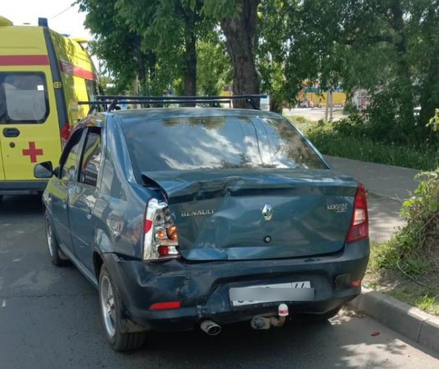 В Костроме пригородный автобус врезался в автомобиль с ребенком