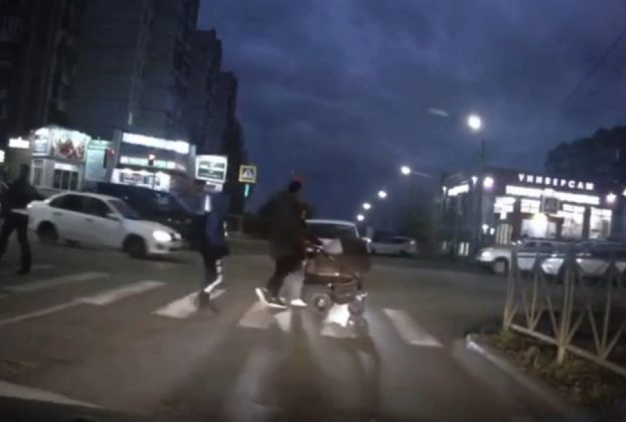 Проводится проверка: в Костроме сбили семью с ребенком в коляске