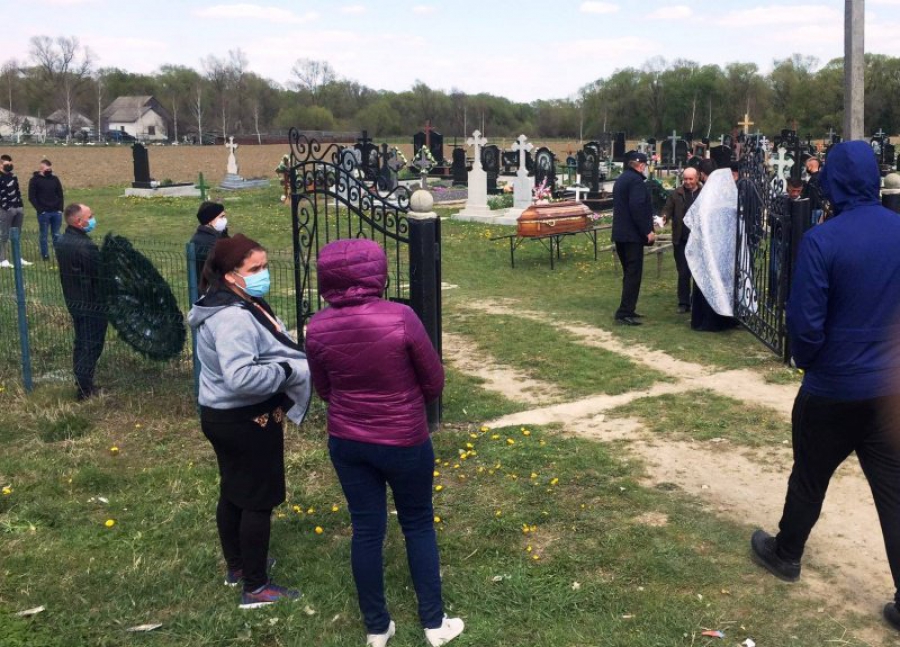 Костромичам запретили посещать кладбища и похороны