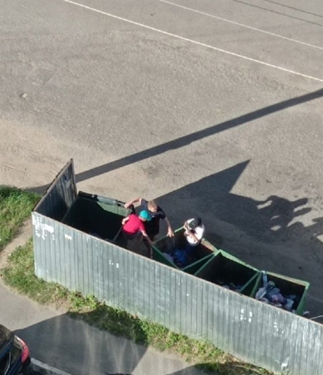 В Костроме школьников застукали за странным занятием у мусорки
