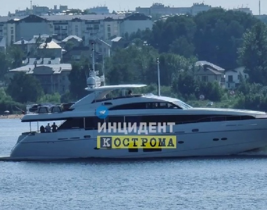 В Кострому приплыл Дмитрий Медведев