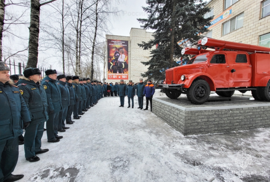 Советский пожарный автомобиль стал памятником огнеборцам в Костроме