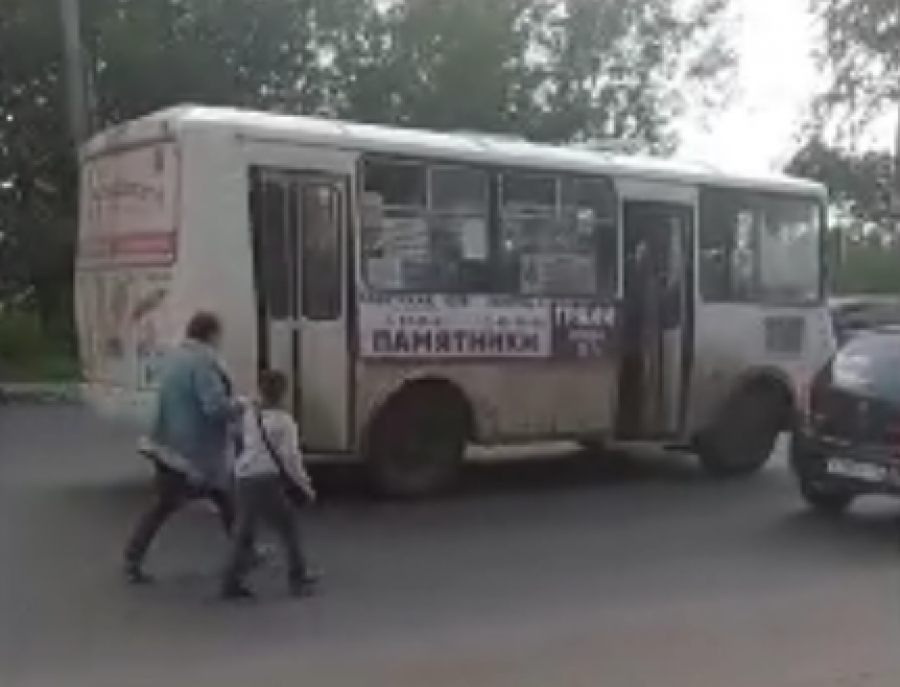 В Костроме автобусы начали выбрасывать пассажиров прямо на дорогу (ВИДЕО)