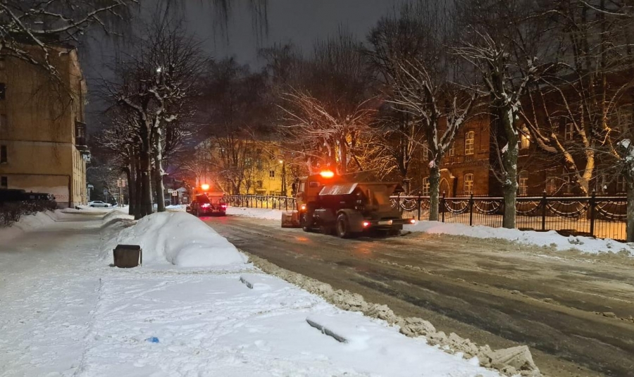 Костромские дорожники продолжают избавляться от снежных завалов по ночам