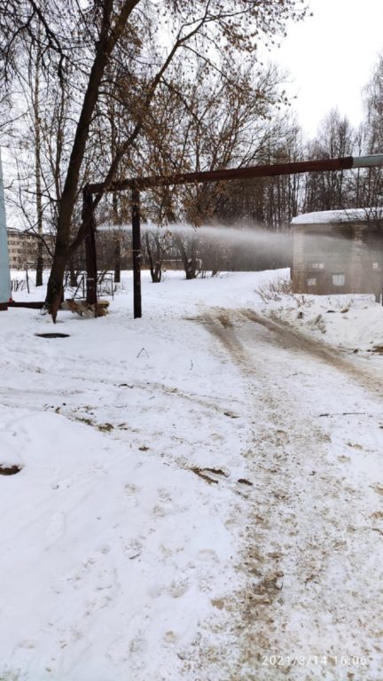 В Костроме на улице Юбилейной бьющая из трубы горячая вода перекрыла дорогу (ВИДЕО)