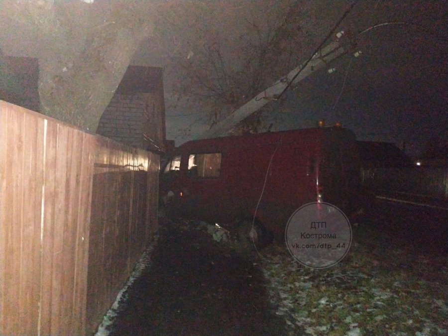 Очередной столб пал жертвой водителя в Костроме