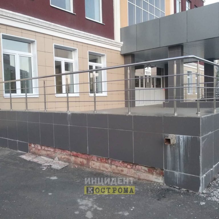 В Костроме разрушается фасад нового корпуса гимназии №33 (ФОТО)