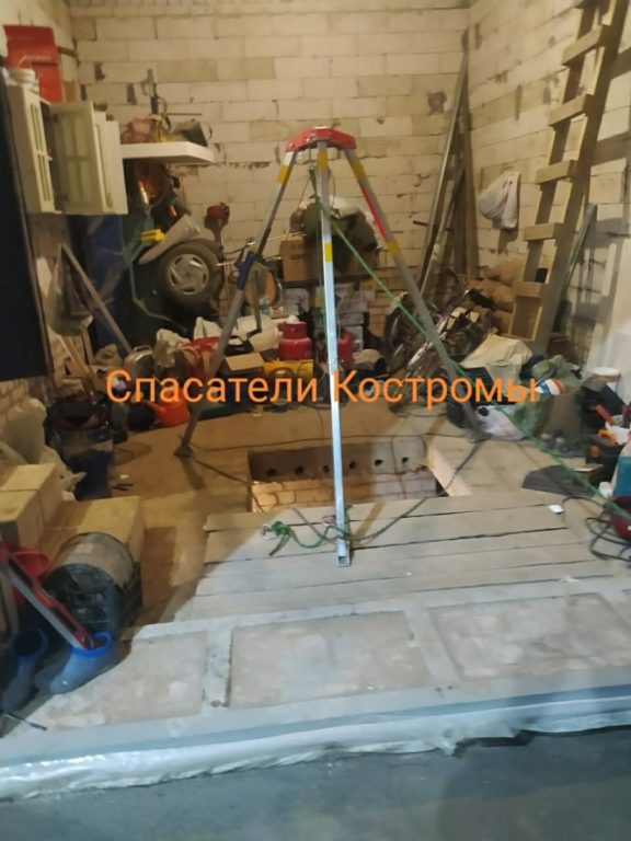 Жительница поселка под Костромой упала в подвал и повредила ногу: вызволяли специалисты