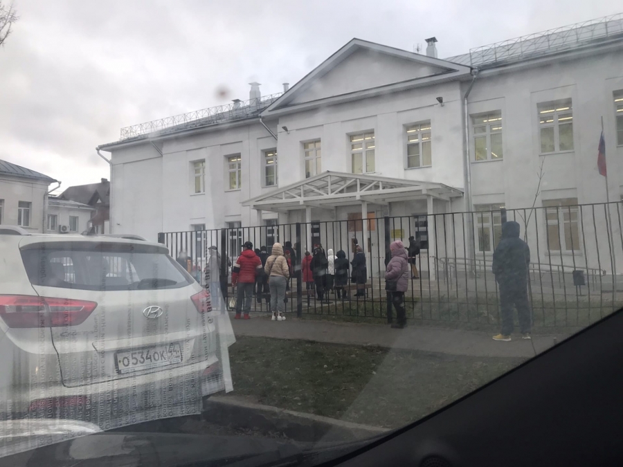 Толпа людей у школы в Костроме взволновала горожан (ФОТО)