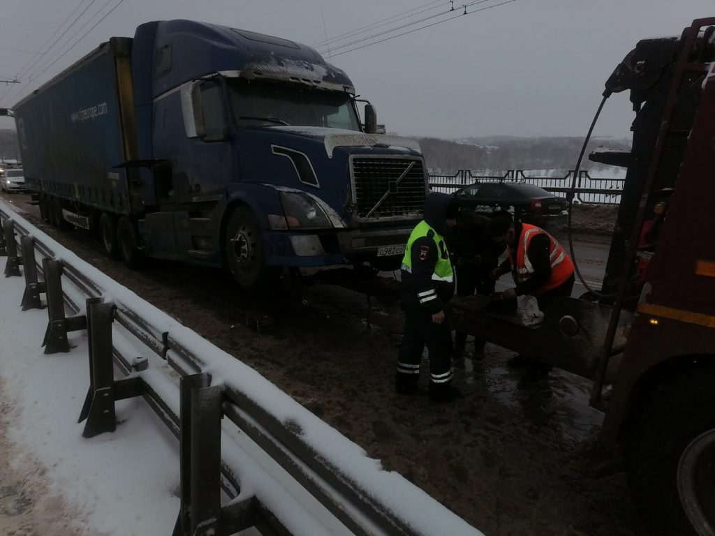 Ответственность за гигантскую пробку на мосту через Волгу в Костроме возложили на ГИБДД и городских чиновников