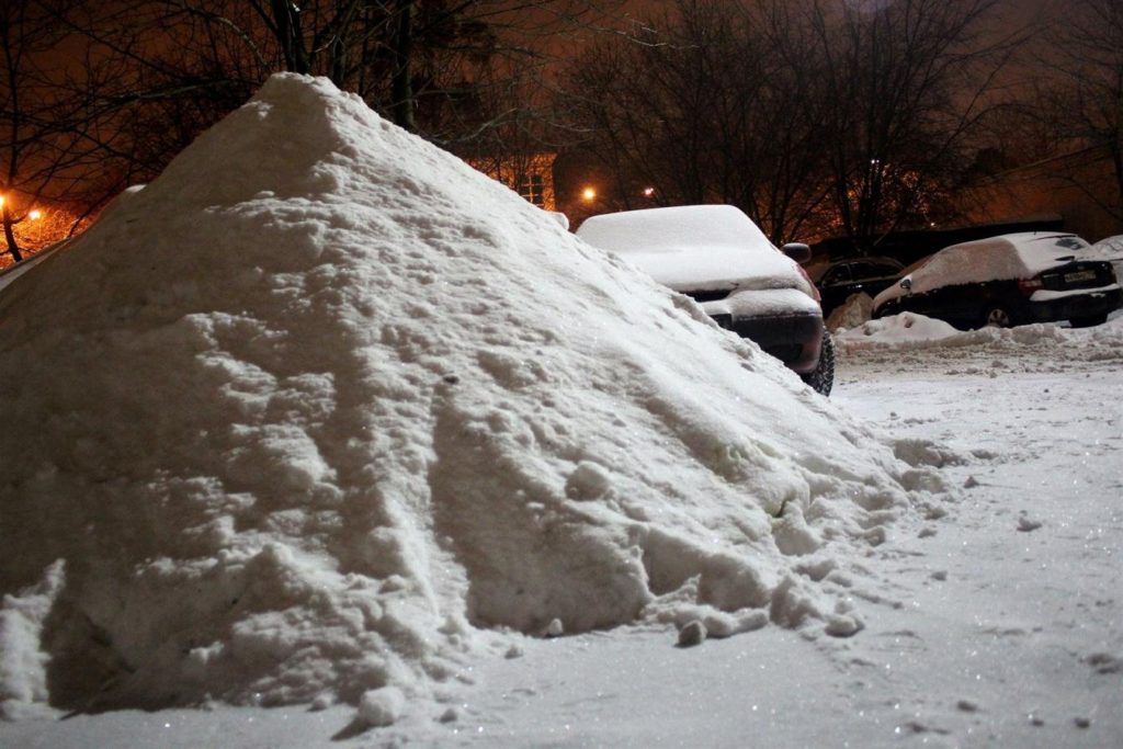 Снег весом с грузоподъемный кран убрали в Костроме за сутки