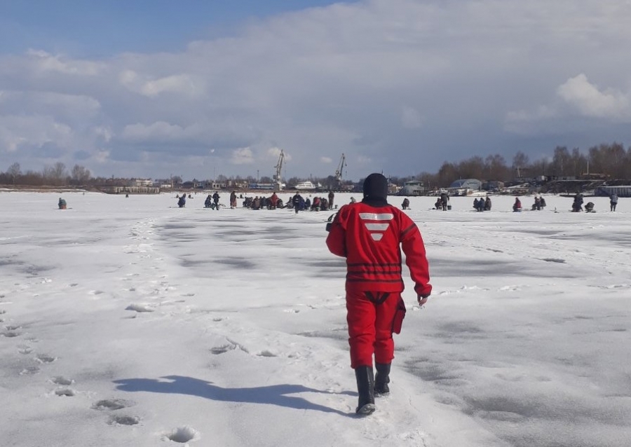 Опасно: спасатели предупреждают костромичей о тонком льде на водоемах