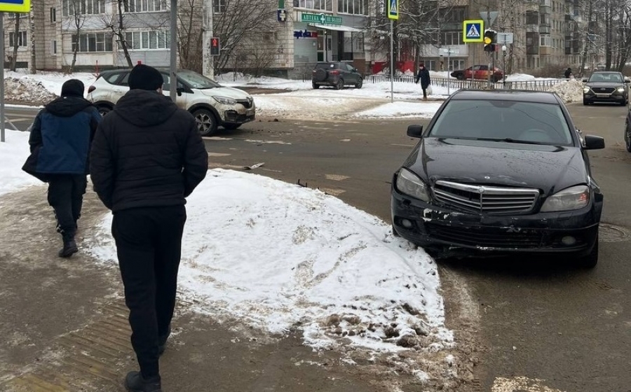 В Костроме ищут свидетелей ДТП на перекрестке улиц Сутырина и Центральной
