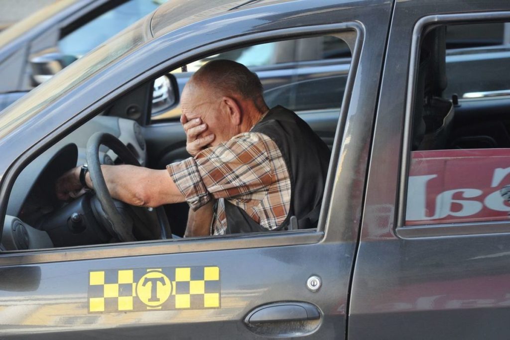В Костроме аферисты заказали такси и обвели водителя вокруг пальца