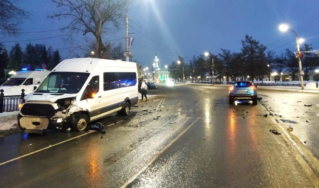 8 человек пострадали после столкновения маршрутки с легковушкой  в центре Костромы