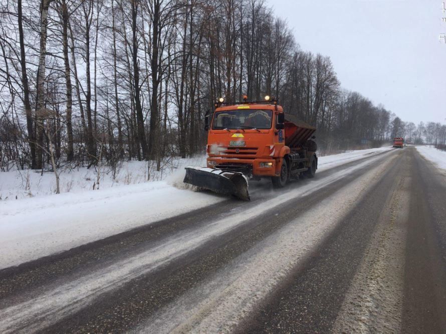 Сильный снегопад оставил костромских дорожников без выходных