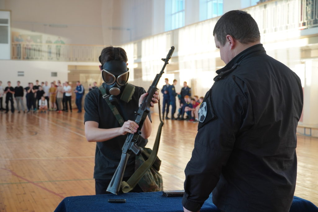 Костромские подростки попробовали себя в учебной стрельбе из пневматики