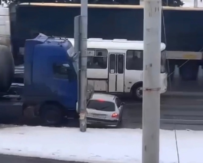 В центре Костромы большегруз несколько метров тащил легковушку (ВИДЕО)