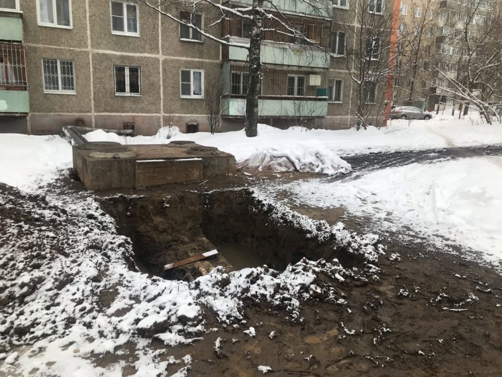 Жители спального района Костромы рискуют угодить в большую яму