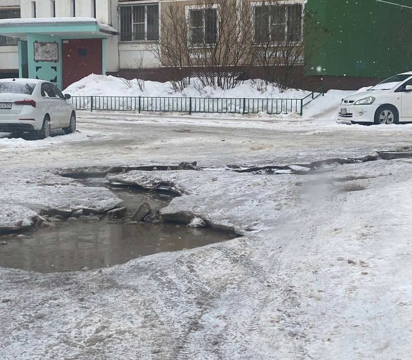 В Костроме потепление превратило дороги к школе в Давыдовском в полосы препятствий (ВИДЕО)