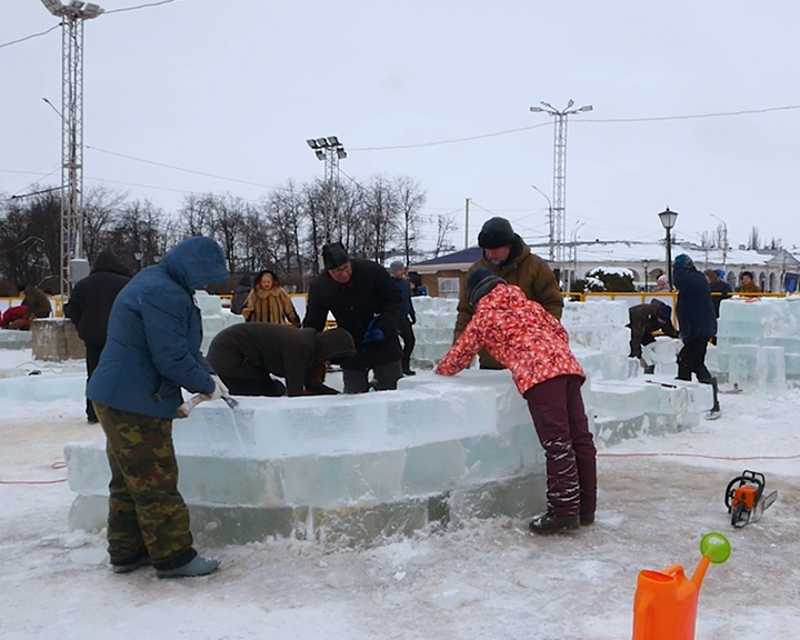 От купчихи до Вочьи: в Костроме мастерят необычные фигуры из снега и льда