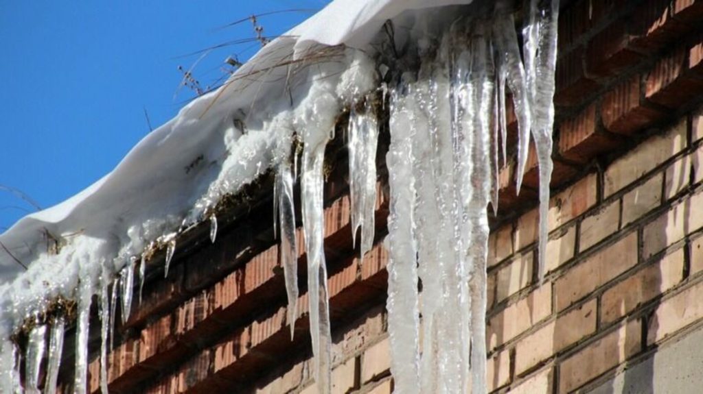 Костромичи могут сообщить о заснеженных крышах на «горячую линию»