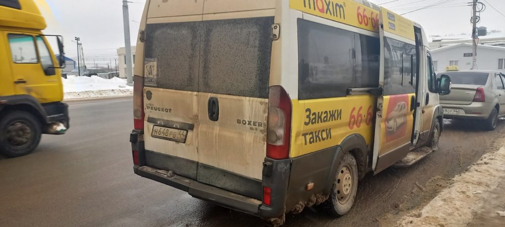 В Костроме разъяренный водитель маршрутки встречал с претензией почти каждого пассажира