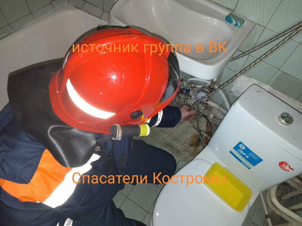 Костромские спасатели предотвратили потоп в многоэтажке