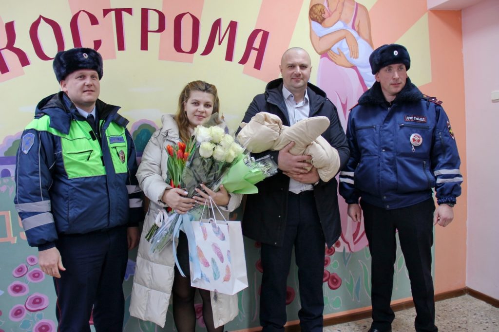 Костромские автополицейские экстренно доставили беременную женщину в роддом