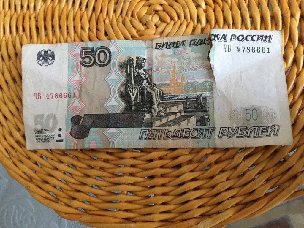 В Костроме водитель маршрутки отказался принимать за проезд порванную 50-рублевую купюру