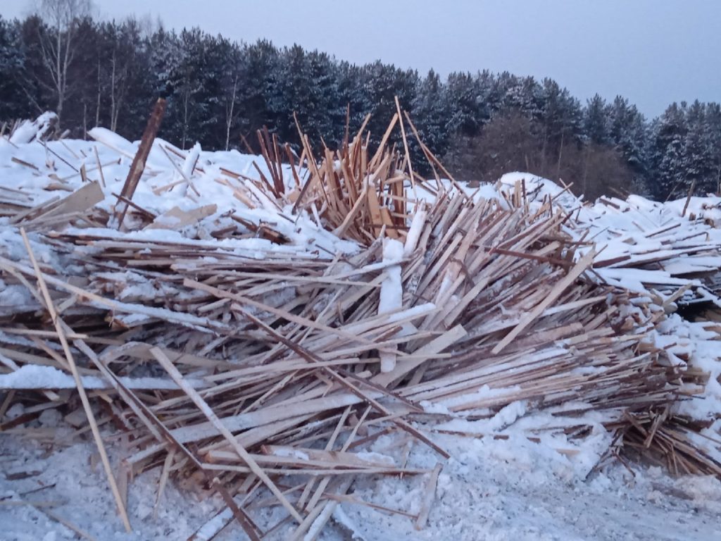 Того, кто организовал свалку отходов лесопиления в Костромской области обещают найти и наказать