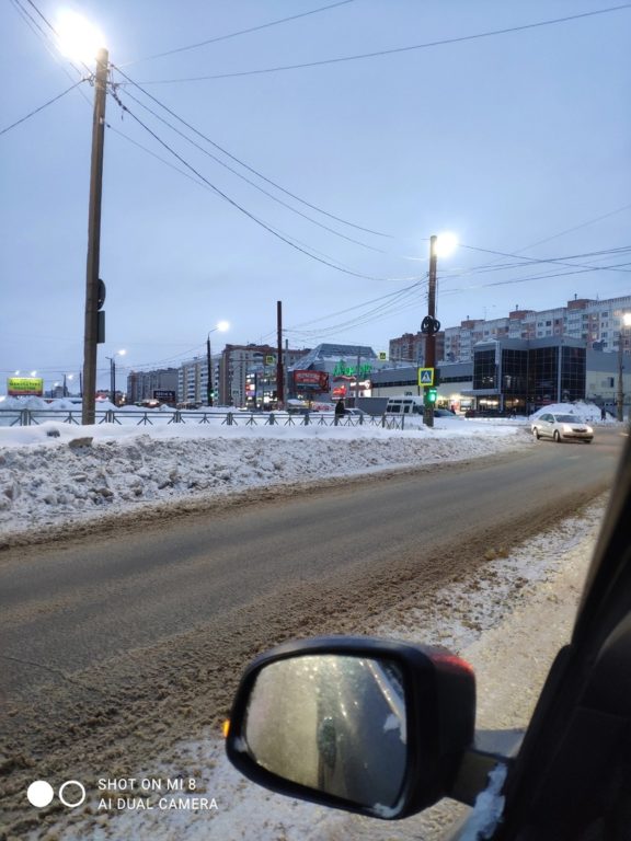 В Костроме на оживленном перекрестке под завалами снега исчезла целая полоса