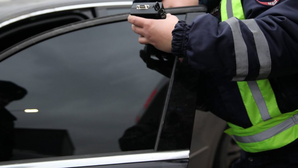 В Костроме оштрафовали двух ярых любителей тонированных автомобилей