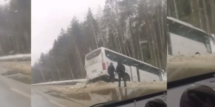 На Костромской трассе едва не перевернулся автобус с пассажирами