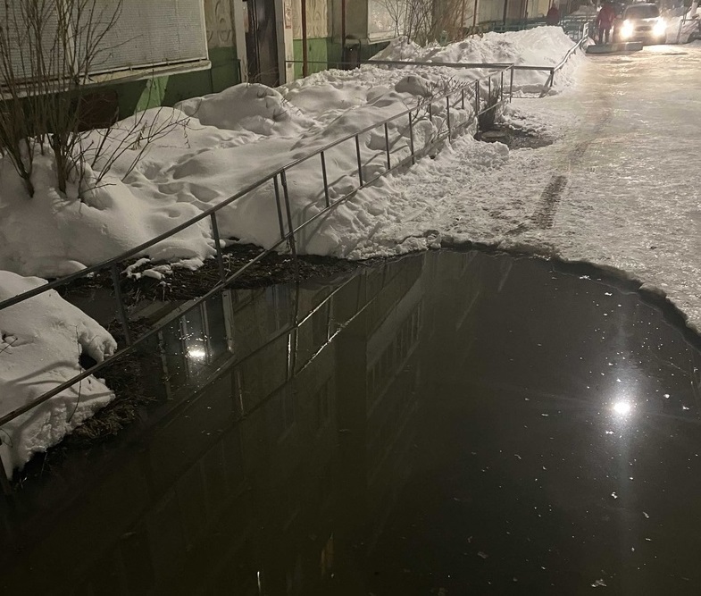 Целая улица в Костроме несколько дней задыхалась от зловоний канализации