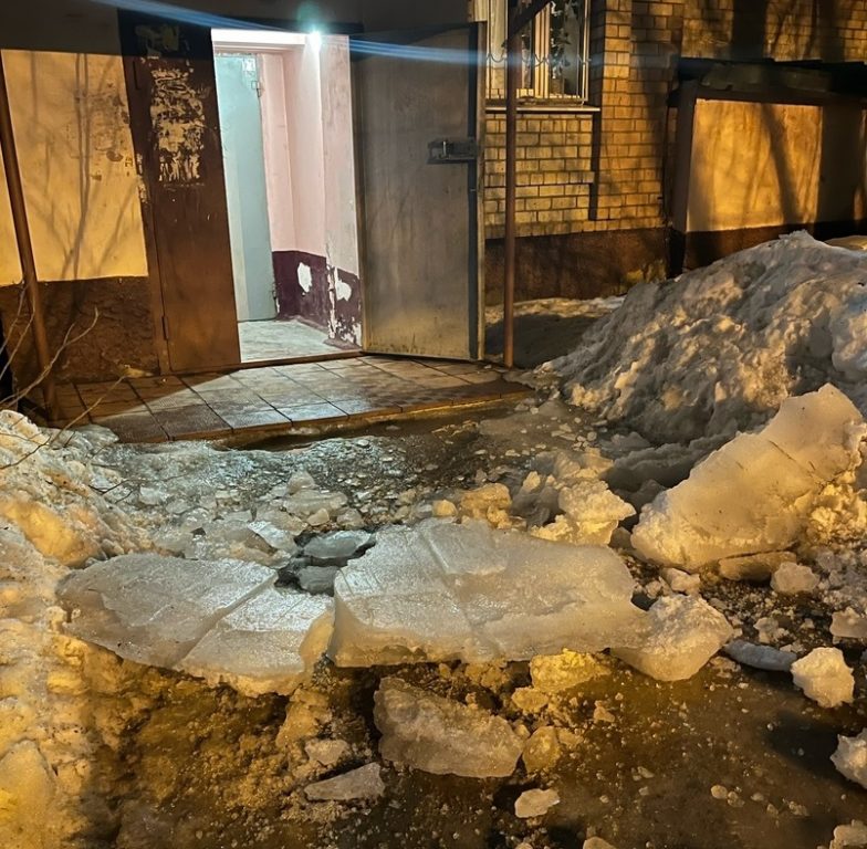 Жителя улицы Сутырина в Костроме едва не убила глыба льда
