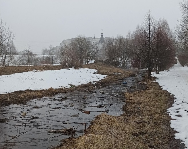 Территорию костромского парка Победы снова затопило канализацией